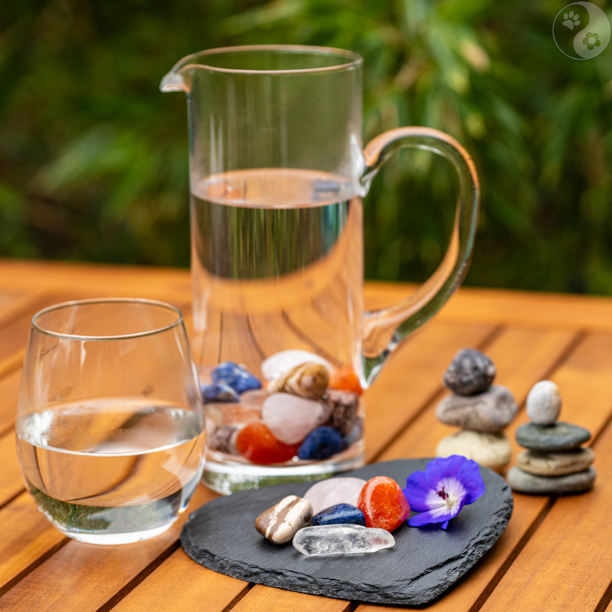 Wasserkrug mit Heilsteinen, alternative Methoden, Hilfe beim Abnehmen