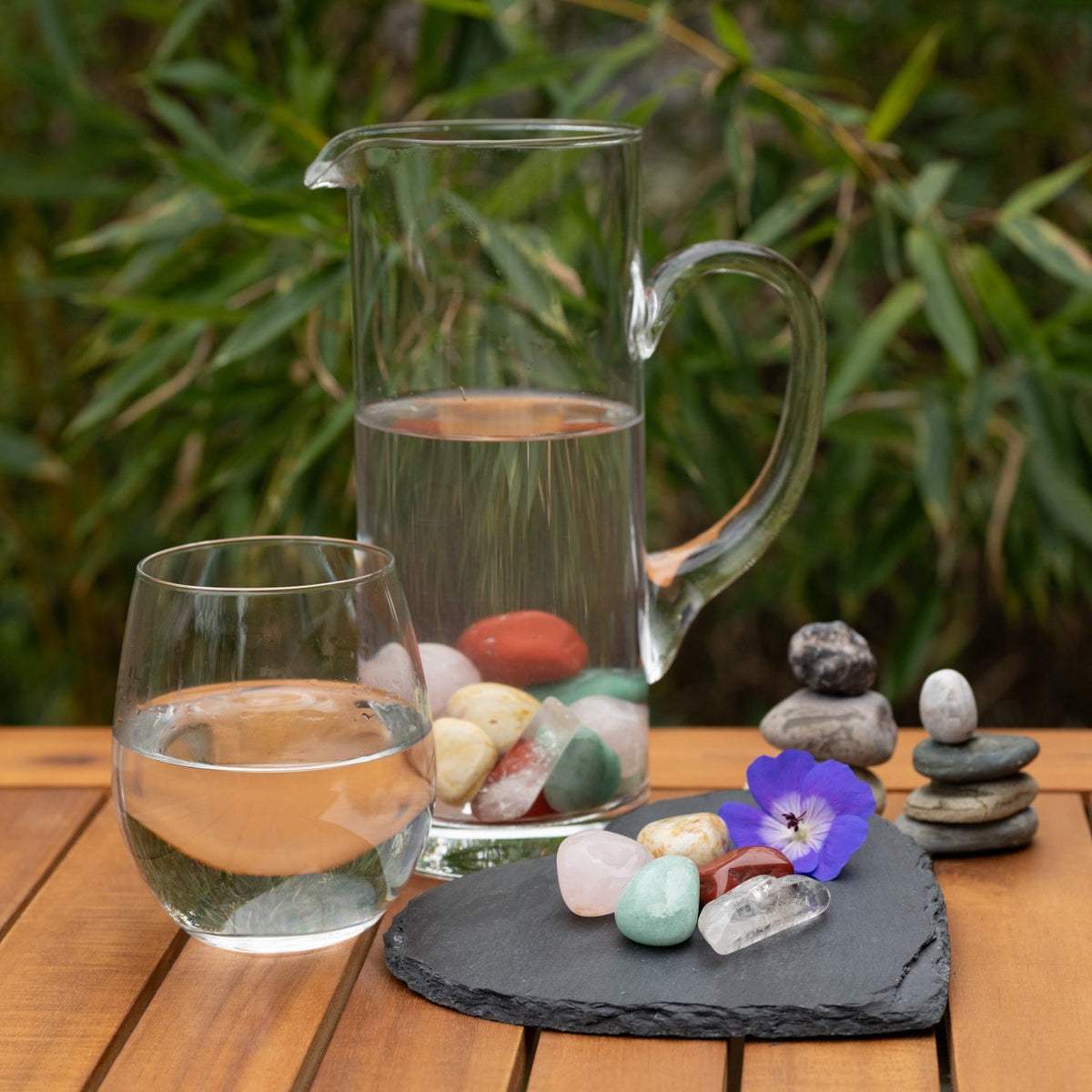Wasserkrug mit Heilsteinen, alternative Methode, Überforderung, innerer Friede
