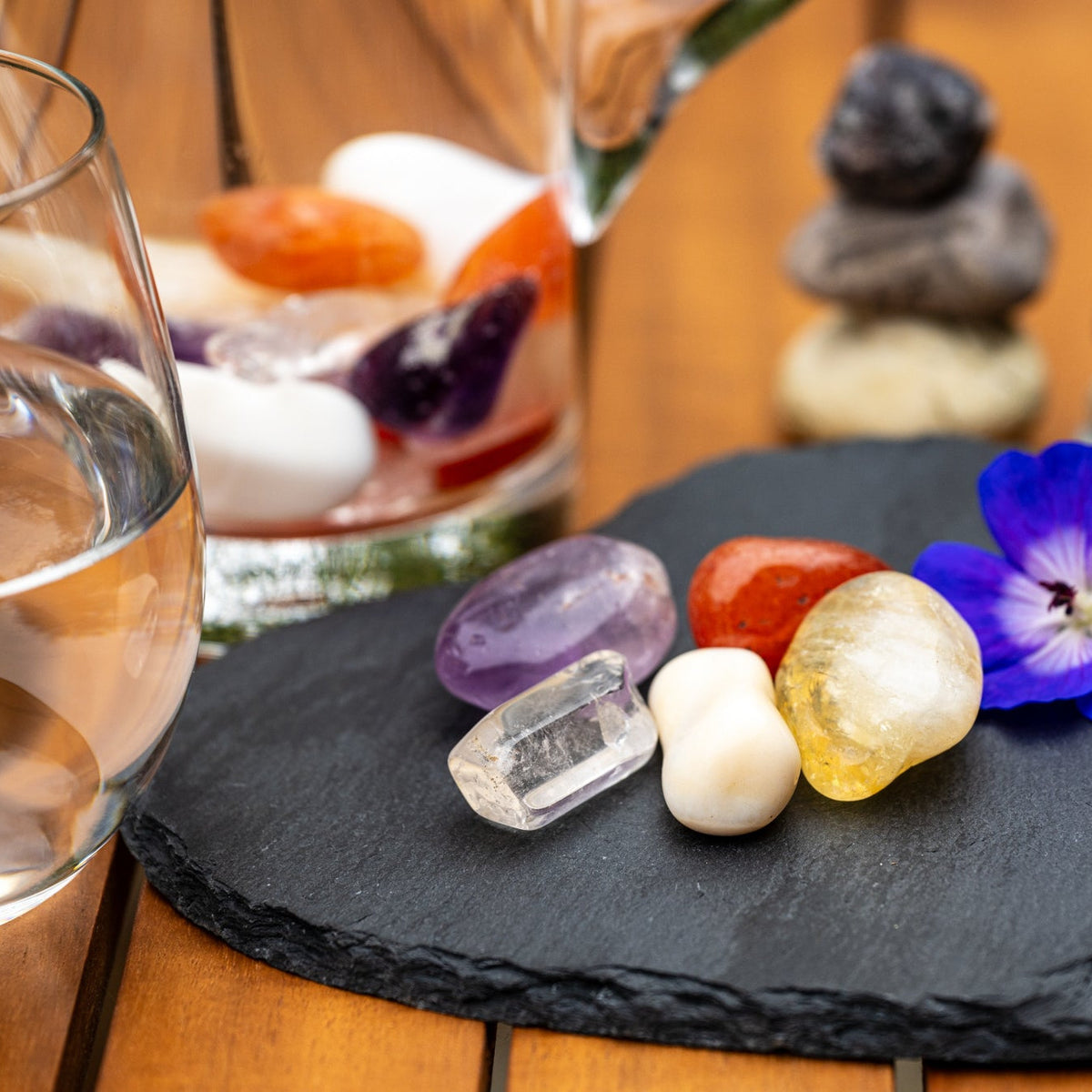 Wasserkrug mit Heilsteinen, alternative Methode, depressive Verstimmung