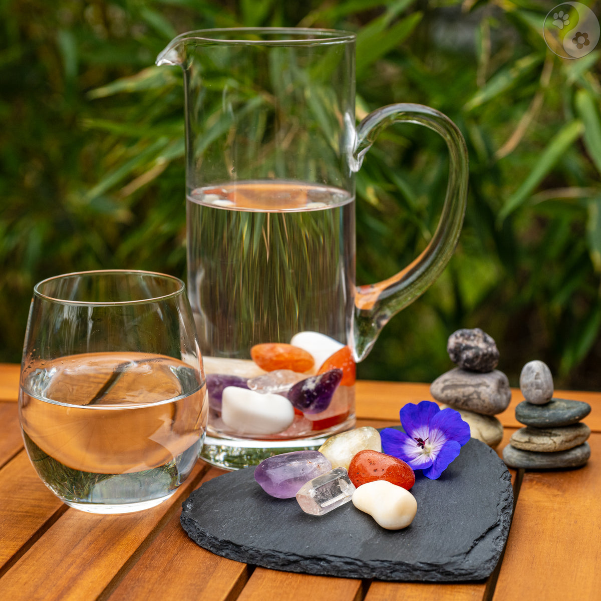 Wasserkrug mit Heilsteinen, alternative Methode, depressive Verstimmung