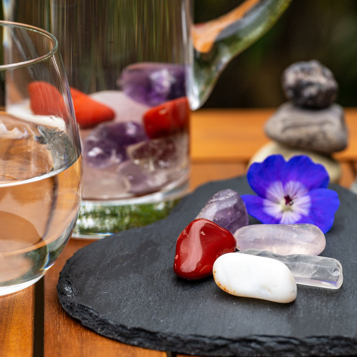 Wasserkrug mit Heilsteinen, alternative Methoden, Liebe zu dir selbst, Achtsamkeit