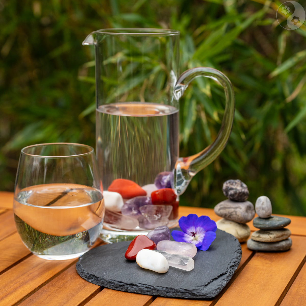 Wasserkrug mit Heilsteinen, alternative Methoden, Liebe zu dir selbst, Achtsamkeit